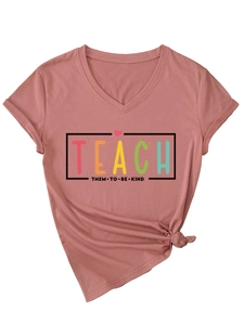 Détail d'un t-shirt rose col en V avec imprimé et design de nœud sur le côté