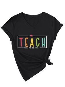 Détail d'un t-shirt noir à col en V pour femme avec imprimé coloré Teach Them To Be Kind