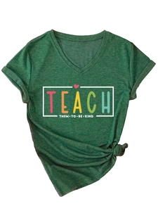 Détail d'un t-shirt doux à col en V avec impression Teach Them To Be Kind