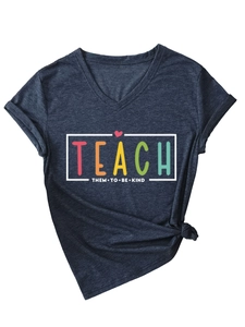 Détail d'un t-shirt gris col en V avec manches retroussées et imprimé inspirant
