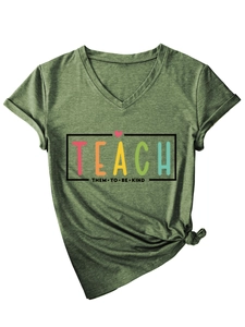 Détail du t-shirt vert olive à col en V avec imprimé Teach Them To Be Kind et nœud latéral