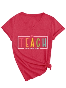 T-shirt rouge col en V avec imprimé Teach Them To Be Kind coloré et nœud sur le côté