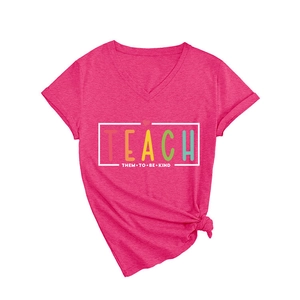 T-shirt femme col V rose fuchsia avec slogan Teach Them To Be Kind et ourlet noué à la taille