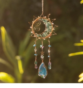 Détail d'un attrape-soleil fait main avec pierres vertes et cristaux pour le jardin