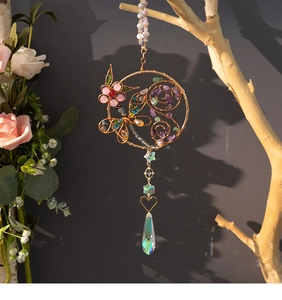 Handgefertigter Kristall-Sonnenfänger mit rosa Blumendesign und Kristall-Anhänger