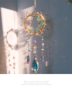 Capteur de soleil et lune bohème avec pierres vertes et pendentif en cristal arc-en-ciel