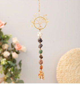 Handgefertigter Lebensbaum Wandbehang mit sieben Chakra Heilsteinen und Golddraht-Design