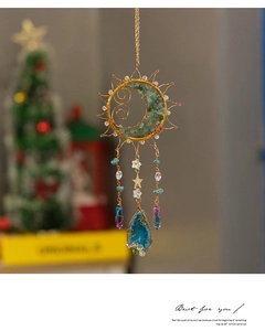 Détail d'un carillon cristal soleil et lune fait main avec pierres vertes et gemme bleue