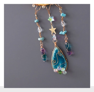 Détail macro de carillon en fil de cuivre avec agate bleue, turquoise et cristaux