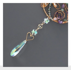 Nahaufnahme vom Libellen-Windspiel mit Amethysten und glänzendem AB-Kristall-Anhänger