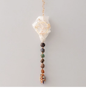Chakra Lebensbaum Anhänger mit Naturkristallen und goldener Drahtumwicklung