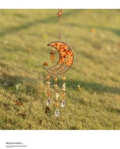 Detail eines goldenen Mond-Sonnenfängers mit Lebensbaum aus rotem Achat und Kristallen