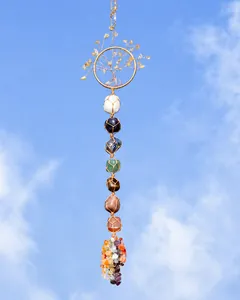 Handgefertigter Lebensbaum-Anhänger mit bunten Chakra-Natursteinen und Drahtwicklung