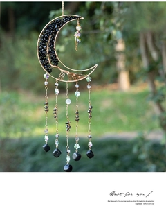 Detail eines handgefertigten Mond-Traumfängers mit schwarzen Steinen und Kristallperlen
