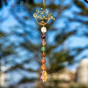 Detail eines handgefertigten 7-Chakra-Lebensbaum-Anhängers mit natürlichen Heilsteinen