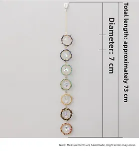 Detail van 7-chakra dromenvanger met natuursteen, gouden ringen en kristallen druppelprisma's