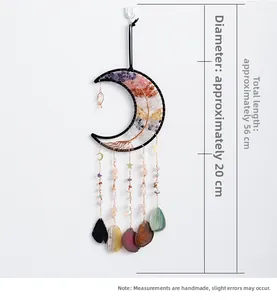 Dettaglio dell'acchiappasogni a luna con fette di agata e intreccio di cristalli della vita