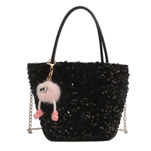 Sac seau chic en paillettes noires avec chaîne argentée et charm en peluche rose