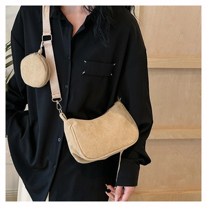 Détail de la texture du sac en velours côtelé beige et de son petit porte-monnaie rond