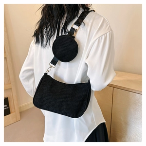 Détail de la texture du sac hobo en velours noir avec petit porte-monnaie rond