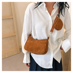 Détail du sac à bandoulière en velours côtelé caramel avec texture et mini pochette