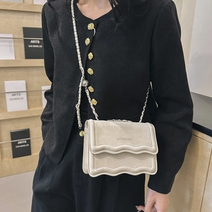 Sac bandoulière beige minimaliste avec rabat ondulé et chaîne élégante pour femmes