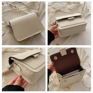 Dettagli della borsa quadrata beige con patta magnetica e catena bianca