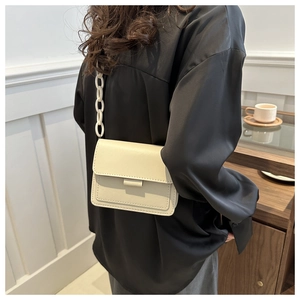 Mini borsa a tracolla bianco crema con catena spessa e design moderno con patta frontale