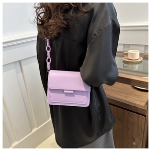 Borsa a tracolla lavanda con tracolla a catena spessa e design minimalista con patta
