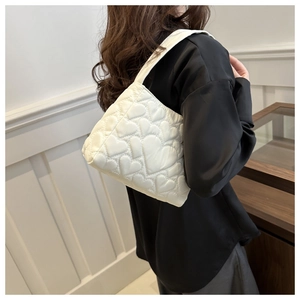 Détail du sac cabas blanc matelassé à cœurs montrant la texture douce du nylon