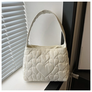 Détail du sac bouffant blanc matelassé en cœur avec texture nylon douce en décor de vie