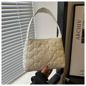 Détail du sac cabas blanc crème avec motif cœur matelassé et poignée rembourrée
