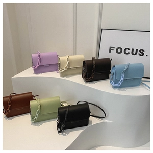 Borse a tracolla minimaliste in pelle in sette colori con catene decorative eleganti