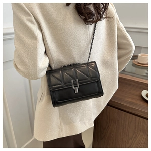 Détail de la vue arrière d'un sac bandoulière noir en cuir matelassé avec chaîne