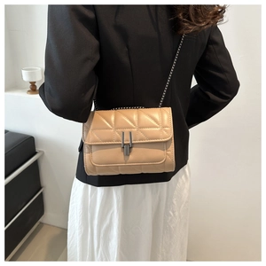 Sac bandoulière matelassé kaki pour femme avec boucle métallique et style rétro élégant