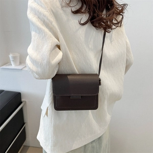Borsa a tracolla quadrata marrone scuro minimalista con finitura opaca elegante