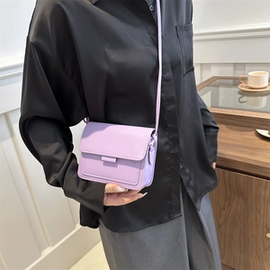 Borsa a tracolla rettangolare color lavanda con patta e tracolla lunga da donna