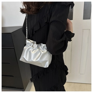 Sac bandoulière nuage argenté métallisé avec détails plissés porté par un mannequin