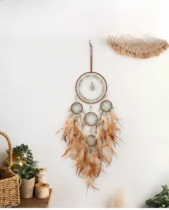 Acchiappasogni bohémien con pietre di cristallo e piume per decorazione murale di casa