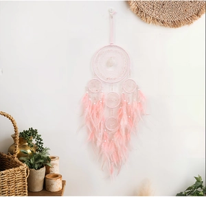 Acchiappasogni boho rosa con piume e cristalli per decorazione murale in stile accogliente