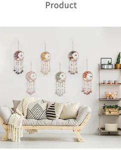 Detailoverzicht van zes zonnevanger maanhangers met natuurlijke kleurrijke kristallen
