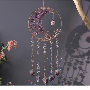 Detail van levensboom zonnevanger met amethiststenen en roségouden maan hanger