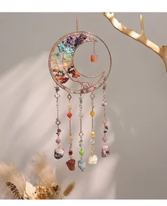 Detail van de levensboom zonvanger met chakra-stenen op een maanvormig frame