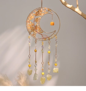 Detail van maanvormige zonnevanger met levensboom en gele kristallen stenen decor