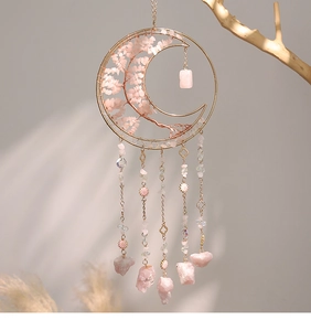 Detail van roze kristallen levensboom maan hanger met hangende natuursteen