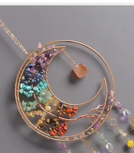 Macrodetail van de levensboom maan hanger met kleurrijke ruwe stenen en kristallen