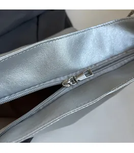 Detail des silbernen Reißverschlusses an der großen silbergrauen PU-Leder-Einkaufstasche