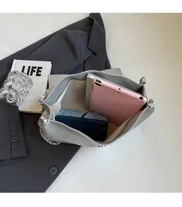 Geräumiger Innenraum der grauen Tragetasche mit Tablet, Handy und Klappschirm