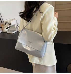 Silberne Umhängetasche mit Kette am Model für einen modernen und stilvollen Pendler-Look