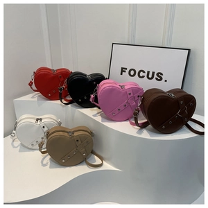 Sacs à bandoulière tendance en forme de cœur en six couleurs avec rivets métalliques